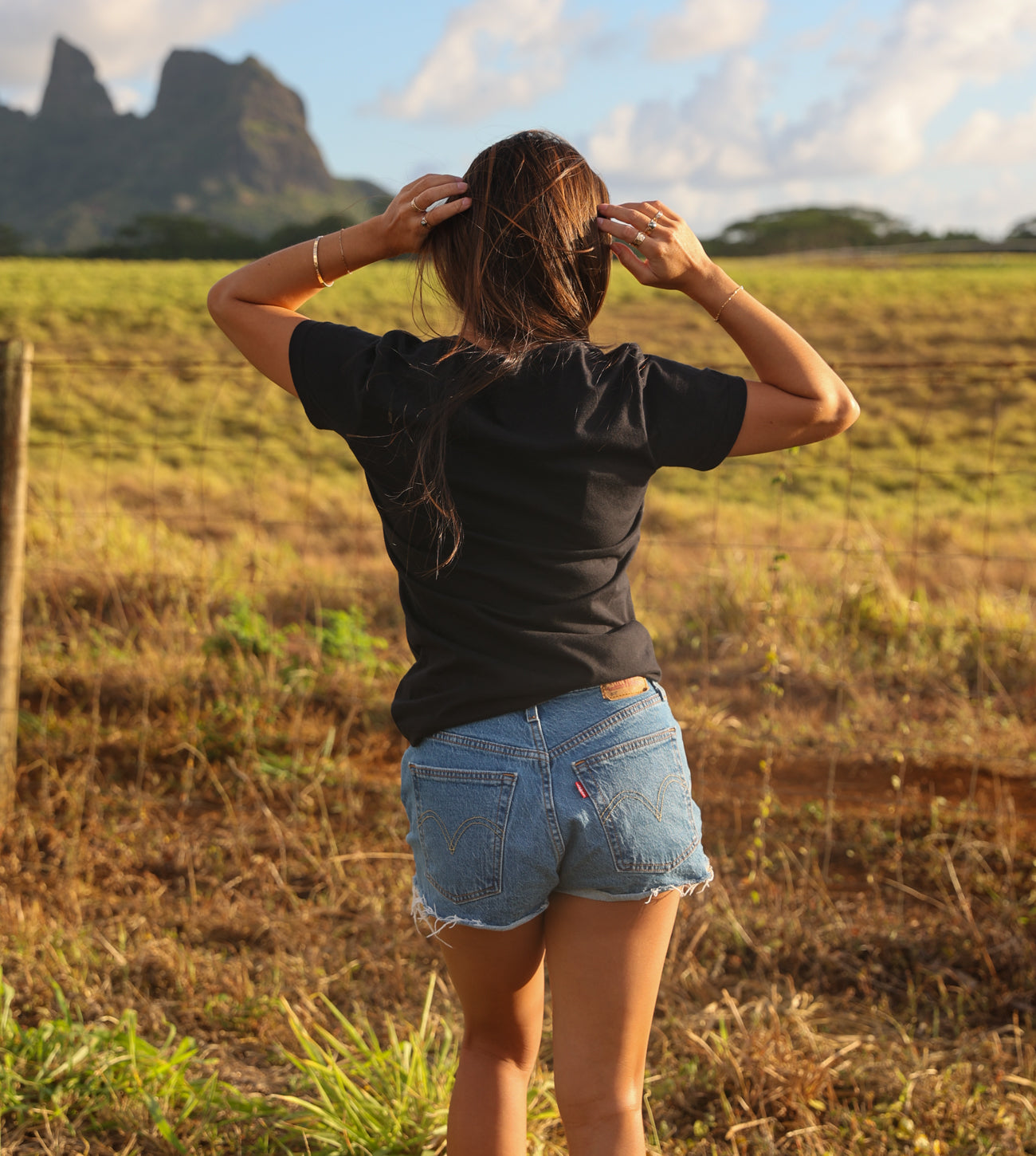 Zen Tropic Women's Short Sleeve Shirt - Black – Tamba Surf Company